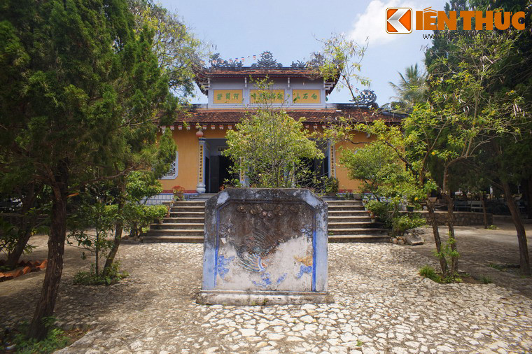 Trong giai đoạn thực dân Pháp xâm lược nước ta, chùa Đá Trắng từng trở thành pháo đài của nghĩa quân phong trào Cần Vương. Các nhà sư trong chùa khi đó đã cầm vũ khí cùng nhân dân đứng lên đánh Pháp.