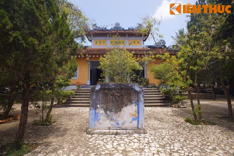 Trong giai đoạn thực dân Pháp xâm lược nước ta, chùa Đá Trắng từng trở thành pháo đài của nghĩa quân phong trào Cần Vương. Các nhà sư trong chùa khi đó đã cầm vũ khí cùng nhân dân đứng lên đánh Pháp.