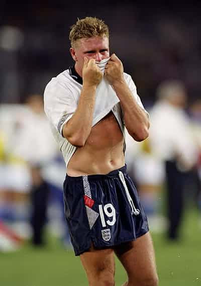 Giọt nước mắt của tuyển thủ Anh Paul Gascoigne sau khi đội Anh bị Tây Đức loại khỏi World Cup năm 1990. Ảnh: The Guardian.