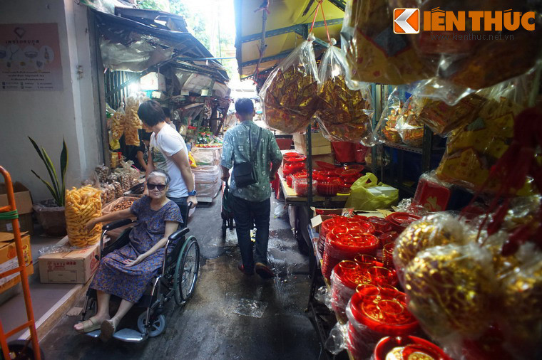 Thông với đường Yaowarat là rất nhiều ngõ hẻm chằng chịt với các cửa tiệm mang tính chất gia đình.