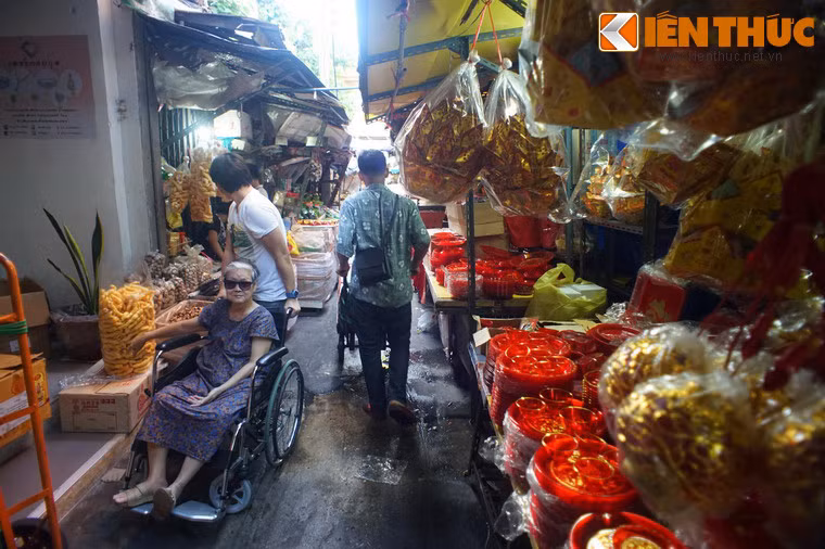 Thông với đường Yaowarat là rất nhiều ngõ hẻm chằng chịt với các cửa tiệm mang tính chất gia đình.