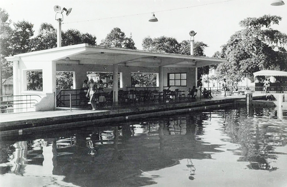 Khu vực khán đài có mái che nắng mưa.