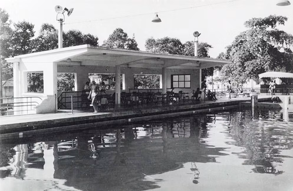 Khu vực khán đài có mái che nắng mưa.