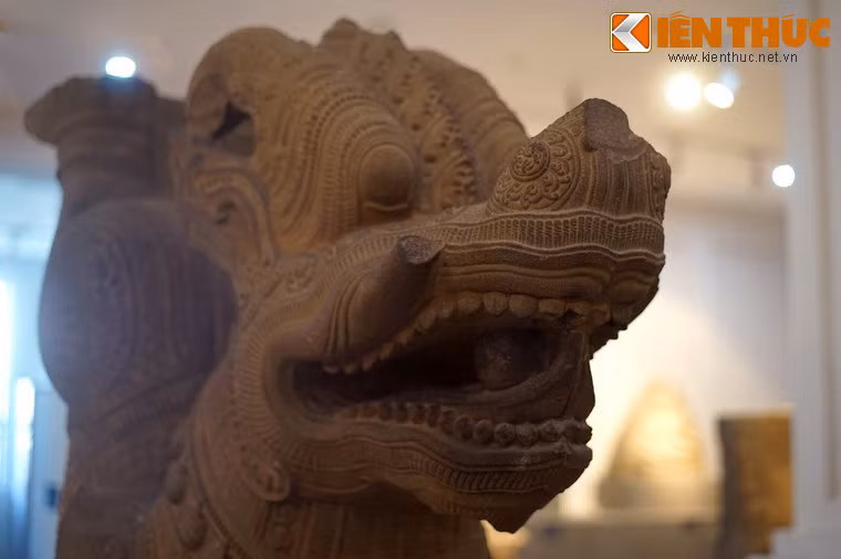 Theo nhận định của các nhà nghiên cứu, con rồng này có thể là sự kết hợp giữa con rồng của văn hóa Việt/ Hoa với Makara, quái vật biển theo thần thoại Ấn Độ, một sự giao thoa văn hóa Đại Việt - Chăm Pa.