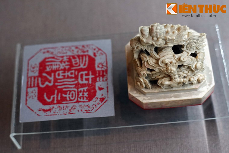 Ấn ngà "Học vu huấn nãi hữu hoạch", nghĩa là "Học theo phép tắc xưa mới có được kết quả".