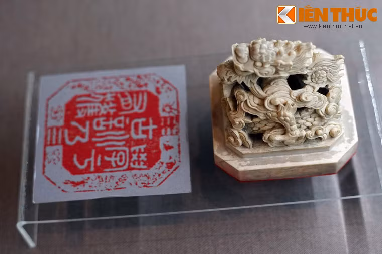 Ấn ngà "Học vu huấn nãi hữu hoạch", nghĩa là "Học theo phép tắc xưa mới có được kết quả".