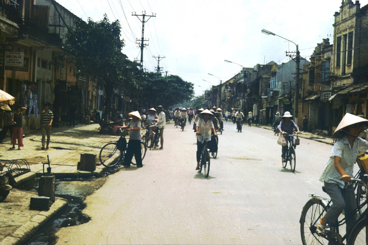 Xe đạp là phương tiện di chuyển chủ yếu của người dân Hà Nội thập niên 1970. Ảnh: Günter Mosle.