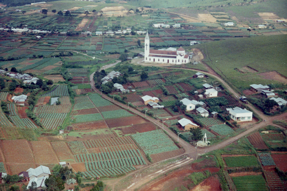 Vùng ngoại ô Đà Lạt nhìn từ máy bay. Ảnh: Tom Petersen.