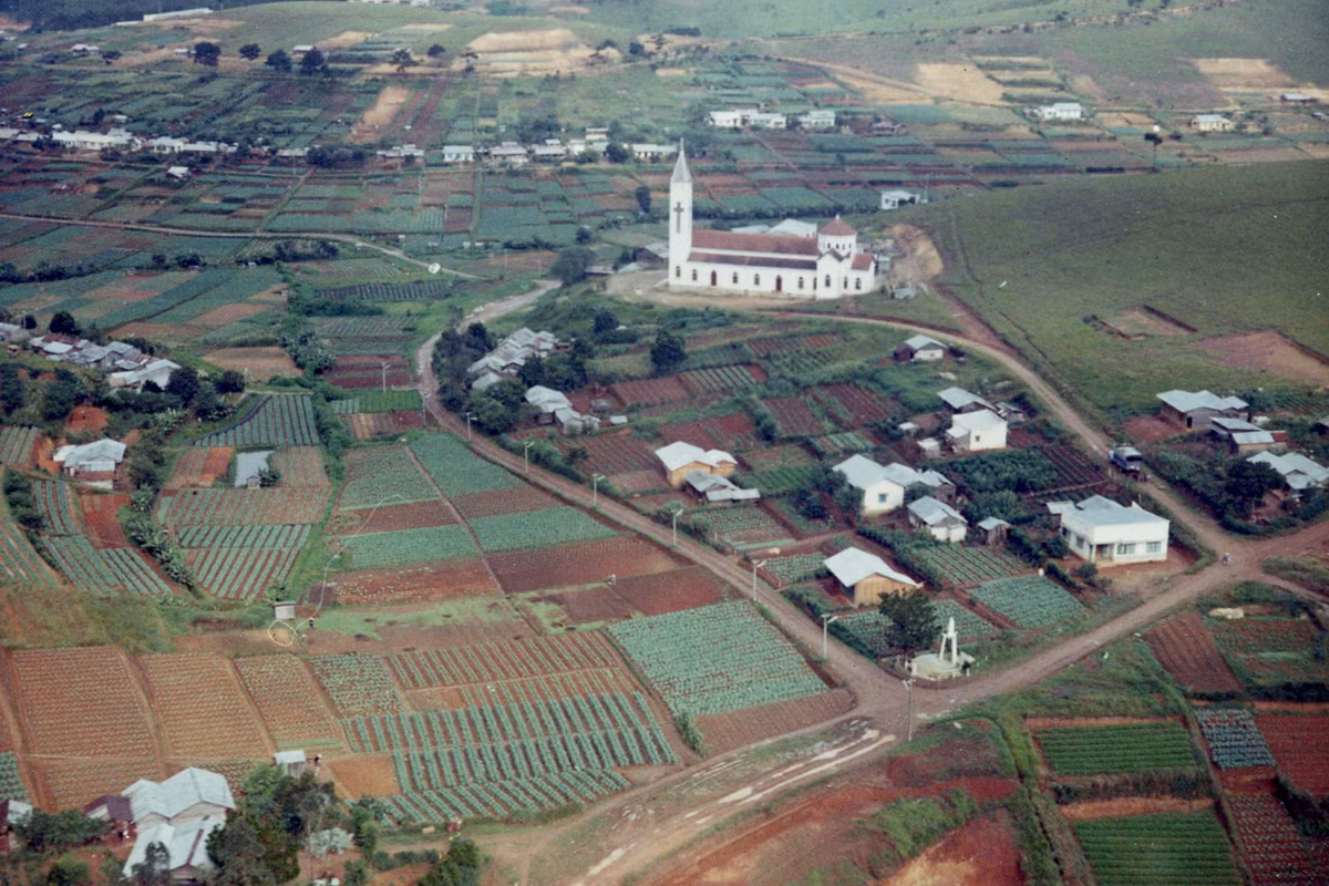 Vùng ngoại ô Đà Lạt nhìn từ máy bay. Ảnh: Tom Petersen.