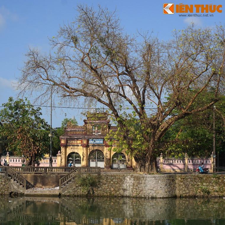 Trên con đường này có rất nhiều đình, đền chùa, phủ đệ, từ đường... được xây dựng từ thời nhà Nguyễn với lối kiến trúc đậm chất Huế.