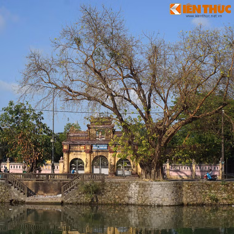 Trên con đường này có rất nhiều đình, đền chùa, phủ đệ, từ đường... được xây dựng từ thời nhà Nguyễn với lối kiến trúc đậm chất Huế.
