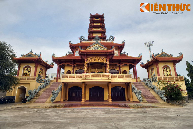 Qua ba thế kỷ tồn tại, chùa đã được trùng tu khá nhiều lần. Kiến trúc hiện tại của chùa được định hình trong giai đoạn 1956-1972. Về tổng thể, chùa mang phong cách kiến trúc Phật giáo Việt Nam hiện đại, thịnh hành ở miền Nam từ thập niên 1960. Một số nét kiến trúc của chùa gợi nhớ đến chùa Vĩnh Nghiêm ở Sài Gòn.