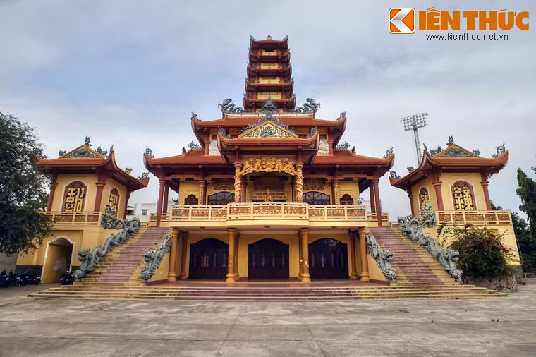 Qua ba thế kỷ tồn tại, chùa đã được trùng tu khá nhiều lần. Kiến trúc hiện tại của chùa được định hình trong giai đoạn 1956-1972. Về tổng thể, chùa mang phong cách kiến trúc Phật giáo Việt Nam hiện đại, thịnh hành ở miền Nam từ thập niên 1960. Một số nét kiến trúc của chùa gợi nhớ đến chùa Vĩnh Nghiêm ở Sài Gòn.