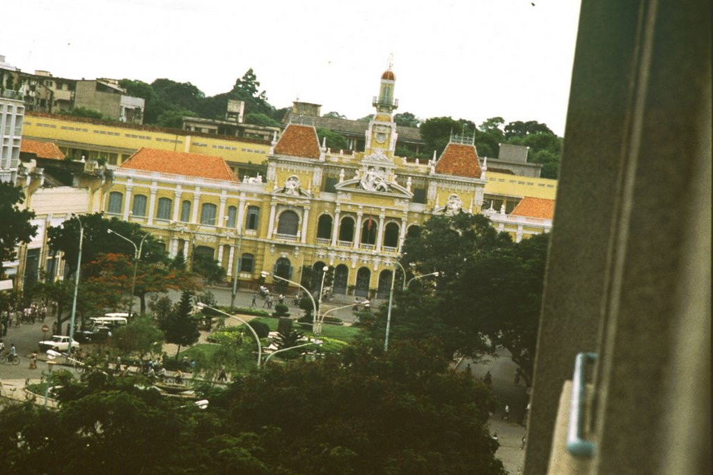 Tòa nhà UBND TP HCM nhìn từ khách sạn Hữu Nghị trên đường Nguyễn Huệ. Ảnh: Günter Mosle.