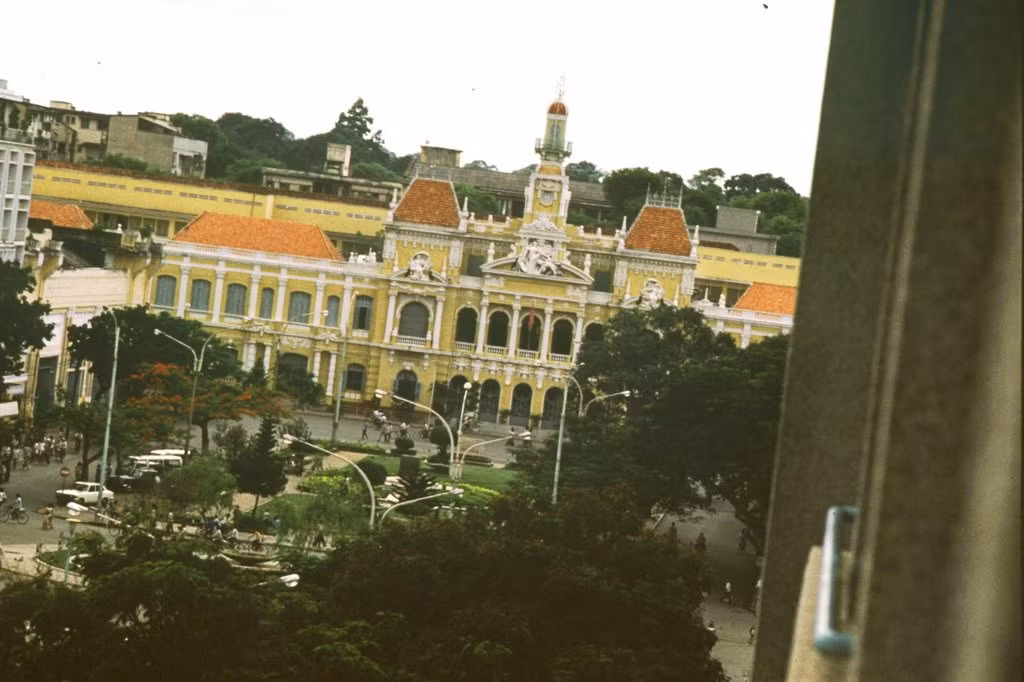 Tòa nhà UBND TP HCM nhìn từ khách sạn Hữu Nghị trên đường Nguyễn Huệ. Ảnh: Günter Mosle.