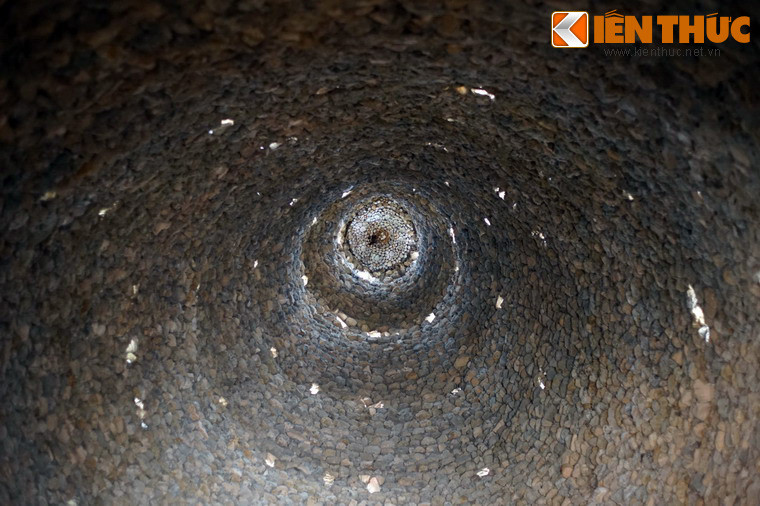 Đỉnh tháp nhìn từ trong lòng tháp.