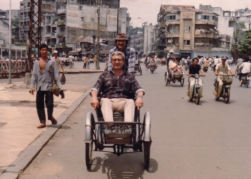 Ông Günter Mosle ngồi xích lô dạo phố Sài Gòn. Ảnh: Günter Mosle.