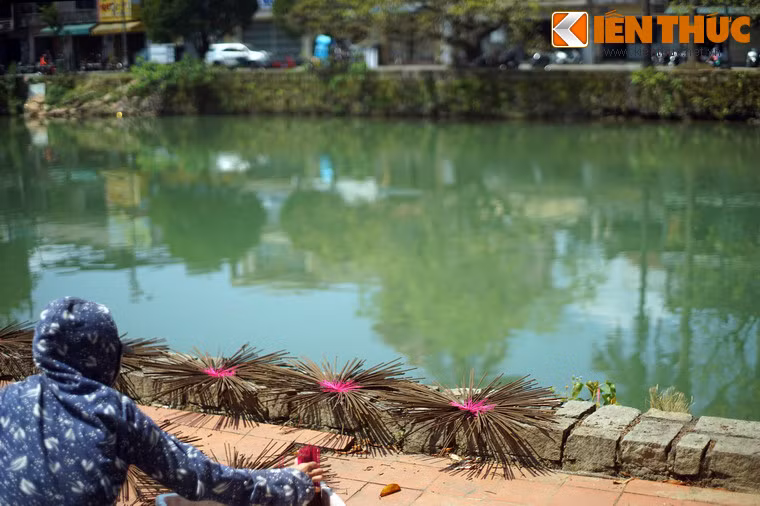 Tô điểm cho cảnh quan đậm nét hoài cổ là những khung cảnh sinh hoạt đời thường mộc mạc bên bờ sông. Có thể nói, giữa cuộc sống hiện đại đầy sự náo nhiệt, bon chen, sông Đông Ba như một dòng sông chảy về từ quá khứ xa xăm, là nơi lưu giữ lại nhịp sống từ tốn, bình thản của Cố đô Huế xưa.