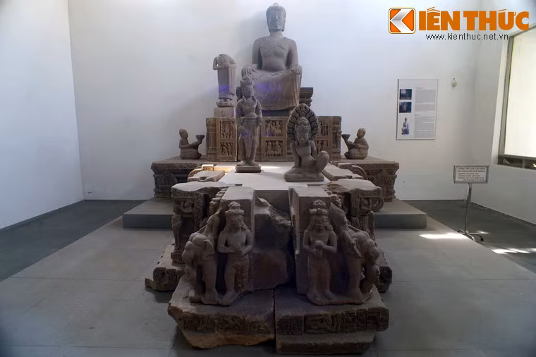 Ngược dòng lịch sử, bức tượng được phát hiện trong cuộc khai quật khảo cổ năm 1902 tại Phật viện Đồng Dương - di tích Phật giáo lớn và quan trọng bậc nhất của vương quốc Chăm Pa.