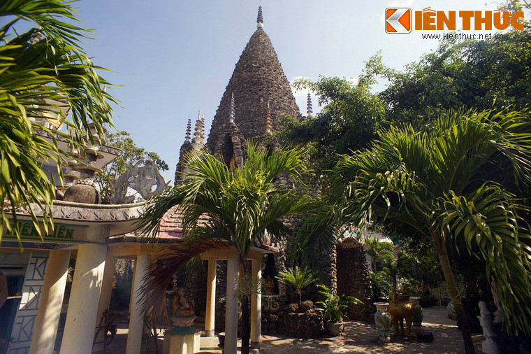 Theo tư liệu của chùa Từ Vân, vào năm 1995, trụ trì chùa - Thượng tọa Thích Thông Anh cùng các nhà sư của chùa tự tay thiết kế, xây dựng tháp theo phương pháp thủ công.