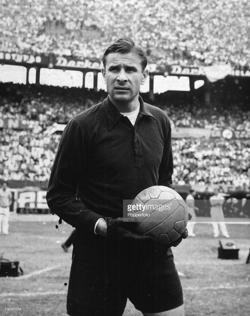 Thủ môn Lev Yashin trên sân tập tại World Cup 1966 ở Anh. Ảnh: Getty.