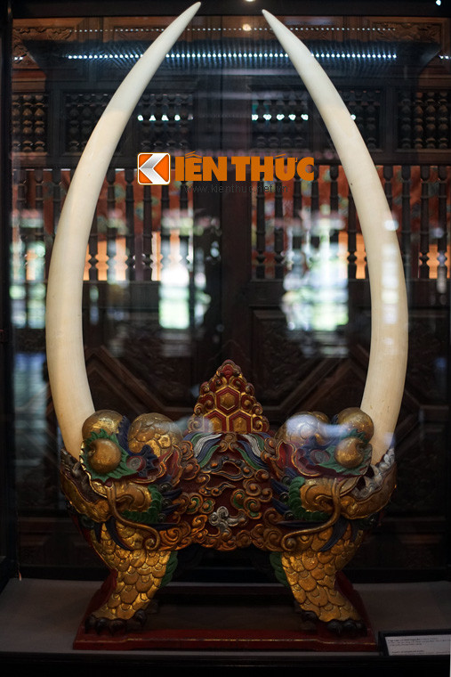 Dưới thời nhà Nguyễn, nhiều giá ngà voi dạng này đã được chế tác, nhưng dần mất mát dần theo các biến động lịch sử và ngày nay trở nên hết sức hiếm hoi.