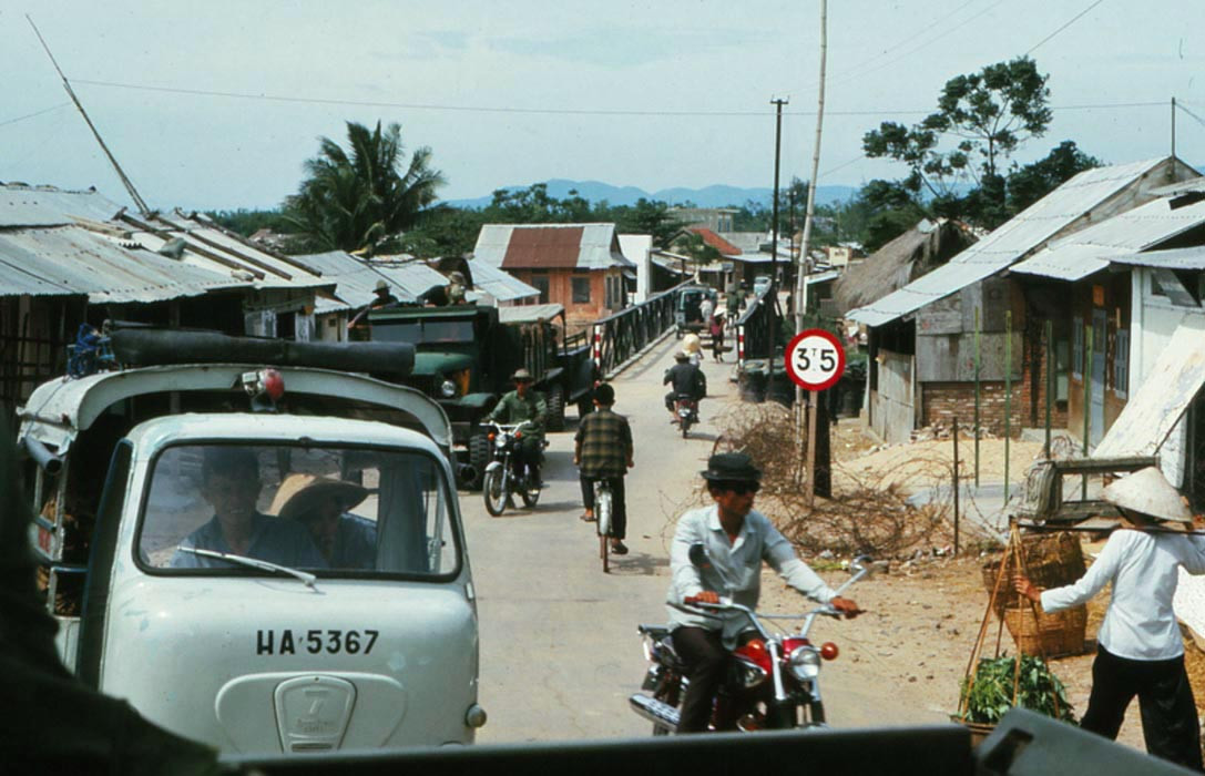 Quang cảnh tại cầu Ông Chừ ở Quốc lộ 25 (nay là đại lộ Nguyễn Tất Thành), thị xã Tuy Hòa. Ảnh: Steve.