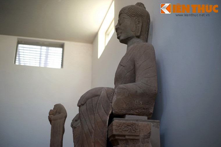 Đây là phương pháp trưng bày nhằm có được một bức tượng Đức Phật gồm cả đầu và thân, phỏng theo ý tưởng của nhà khảo cổ Henri Parmentier đầu thế kỷ 20.