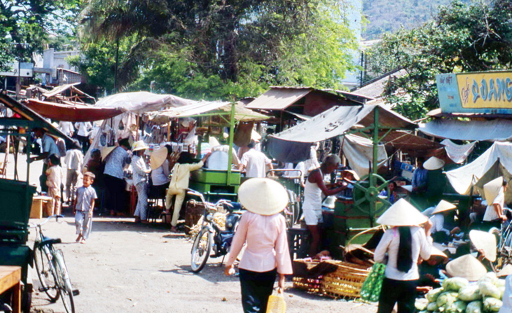 Bên ngoài chợ Vũng Tàu. Ảnh: Terry Maher.