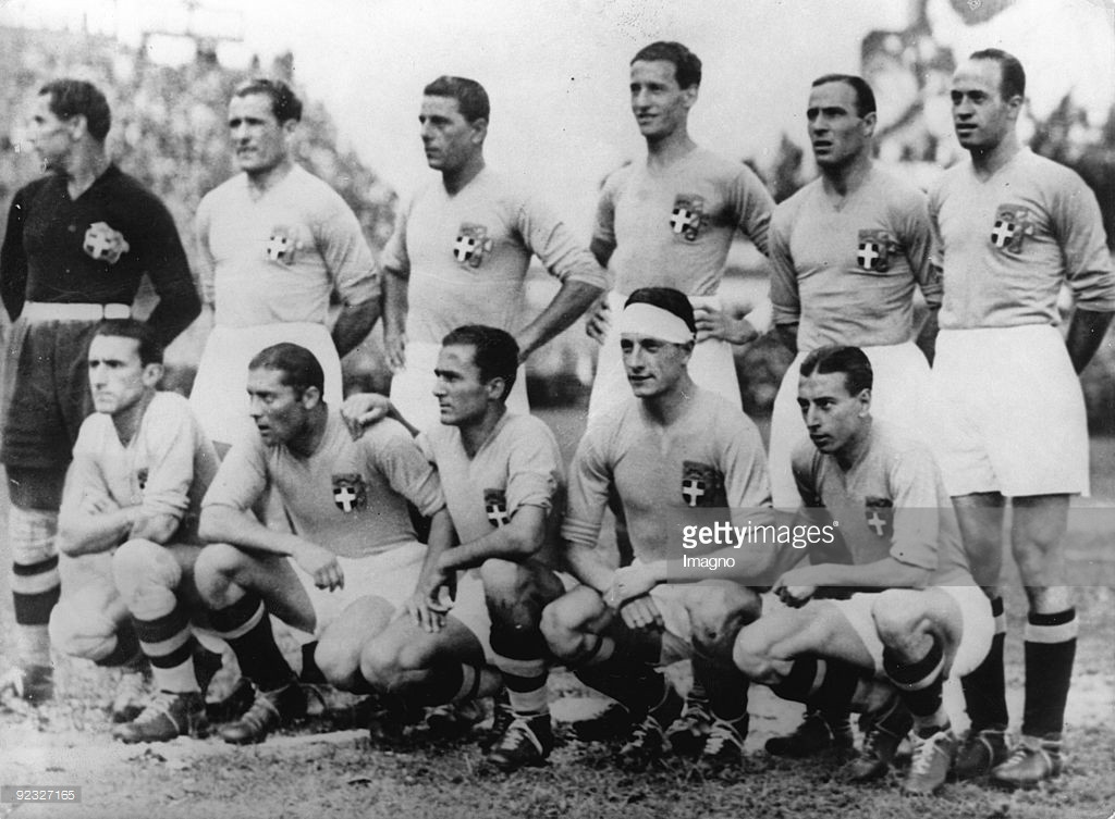 Đội tuyển Italia chụp ảnh kỷ niệm sau khi chiến thắng trận chung kết, 11/6/1934. Ảnh: Getty.
