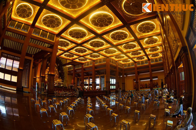 Đó là không gian đầy vẻ tráng lệ với ánh sáng tỏa ra từ giàn đèn được bài trí kỳ công trên trần chính điện.