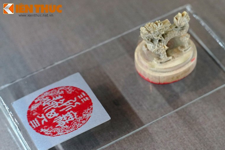 Ấn ngà "Tự Đức ngự lãm chi bảo", nghĩa là "Bảo ấn của vua Tự Đức ngự lãm". Khác với các ấn trên, ấn "Tự Đức ngự lãm chi bảo" dùng để đóng trên các văn bản mà Nội các dâng trình vua trực tiếp xem xét.