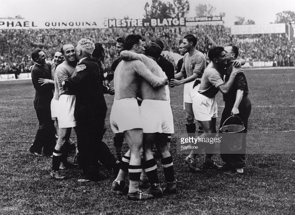 Niềm vui của các cầu thủ Italia sau khi giành ngôi vô địch World Cup 1938. Ảnh: Getty.