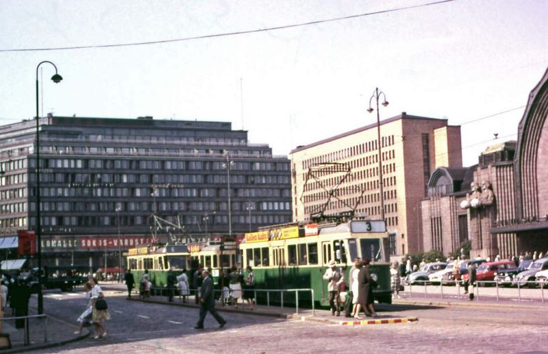 Tàu điện bên ngoài ga Helsinki, 1961. Ảnh: Vintag.
