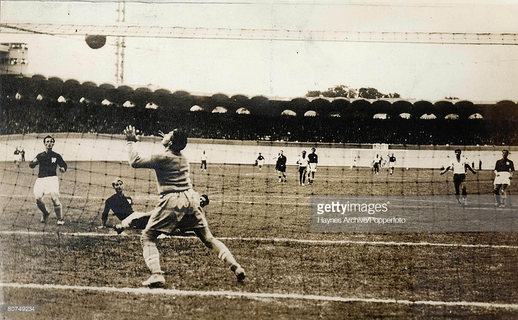 Pha bắt bóng của thủ thành Tiệp Khắc Burkert trong trận đá lại vòng tứ kết với Brazil trên sân Bordeaux ngày 14/6/1938. Trước đó hai đội hòa nhau 1-1 vào ngày 12/6, và phải đá lại theo luật của kỳ World Cup này. Kết quả Brazil thắng 2-1 trong trận đá lại. Ảnh: Getty.