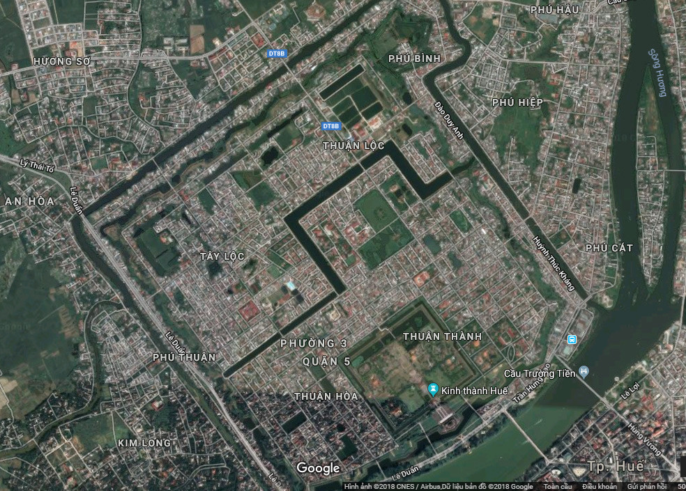 Chảy từ mặt Tây sang mặt Đông của Kinh thành Huế với hình dạng của những đường gấp khúc theo góc vuông, sông Ngự Hà hay sông Vua là một dòng sông có vị trí đặc biệt trong lịch sử của Cố đô Huế. Ảnh: Google Map.