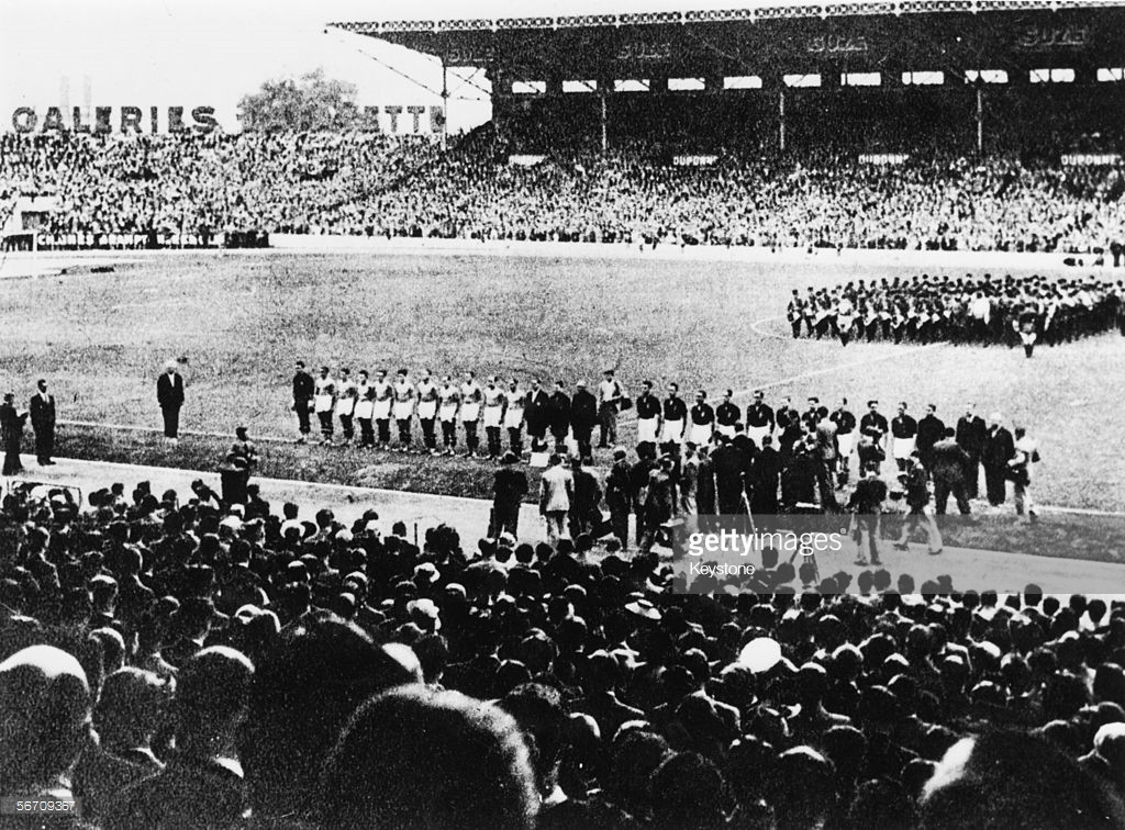 Cầu thủ hai đội Italia và Hungary đứng nghiêm khi quốc ca hai nước được cử hành trước trận chung kết World Cup 1938 ở sân Colombes, Paris ngày 19/6/1938. Ảnh: Getty.