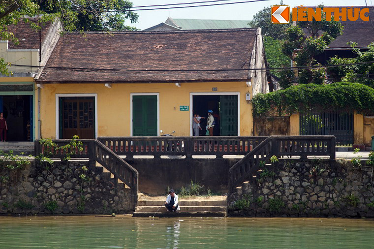 Tô điểm cho cảnh quan đậm nét hoài cổ là những khung cảnh sinh hoạt đời thường mộc mạc bên bờ sông Đông Ba.