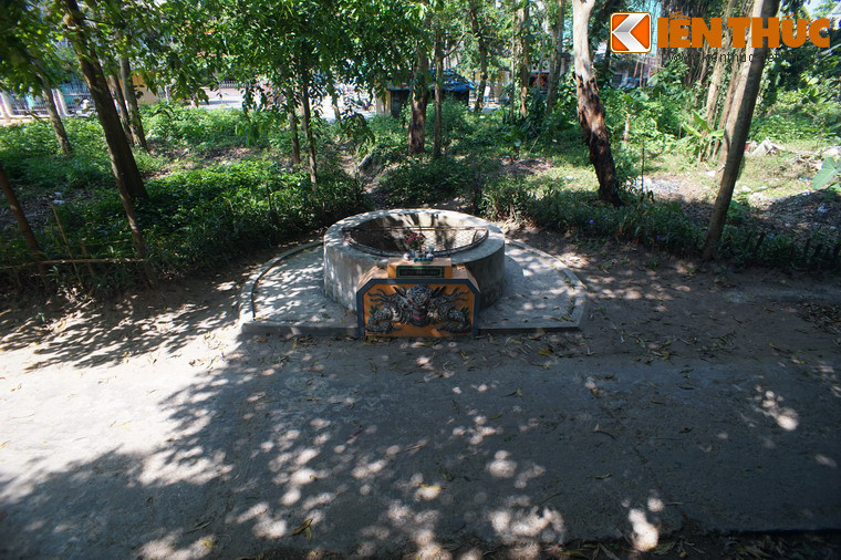 Dưới chân núi Bình An Sơn, gần lối lên chùa Báo Quốc ở phường Phường Đúc, thành phố Huế có giếng Hàm Long, một giếng cổ đặc biệt gắn với huyền tích lịch sử về triều Nguyễn.