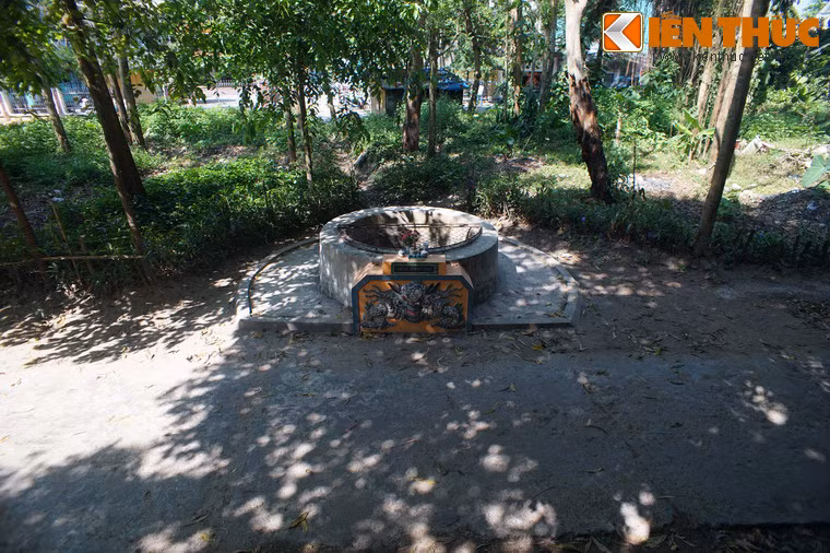 Dưới chân núi Bình An Sơn, gần lối lên chùa Báo Quốc ở phường Phường Đúc, thành phố Huế có giếng Hàm Long, một giếng cổ đặc biệt gắn với huyền tích lịch sử về triều Nguyễn.