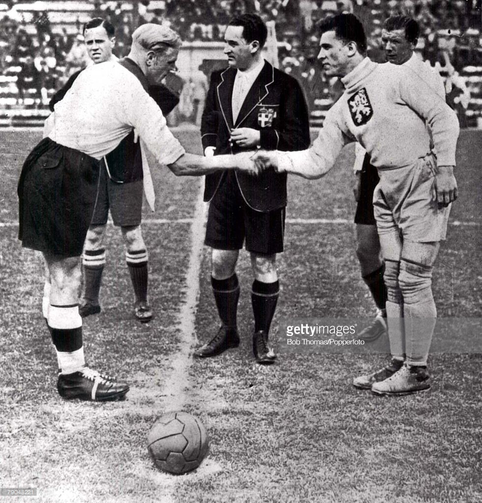 Đội trưởng đội tuyển Đức Szepan bắt tay với đội trưởng Tiệp Khắc Planicka trước trận đấu bán kết World Cup 1934 ngày 3/6/1934 ở Roma. Tiệp Khắc thắng Đức 3-1 trận này. Ảnh: Getty.