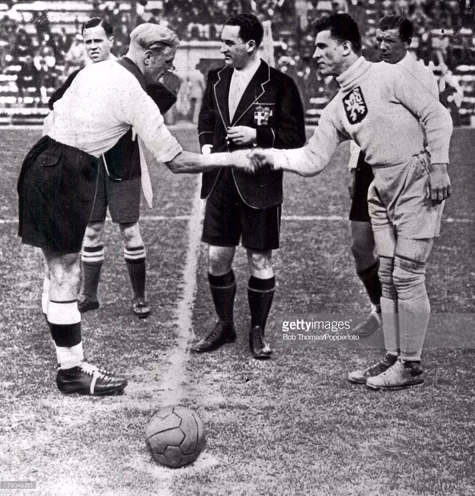 Đội trưởng đội tuyển Đức Szepan bắt tay với đội trưởng Tiệp Khắc Planicka trước trận đấu bán kết World Cup 1934 ngày 3/6/1934 ở Roma. Tiệp Khắc thắng Đức 3-1 trận này. Ảnh: Getty.