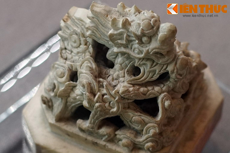 Hình tượng rồng trên núm ấn "Lục hào Khiêm quái giai cát".