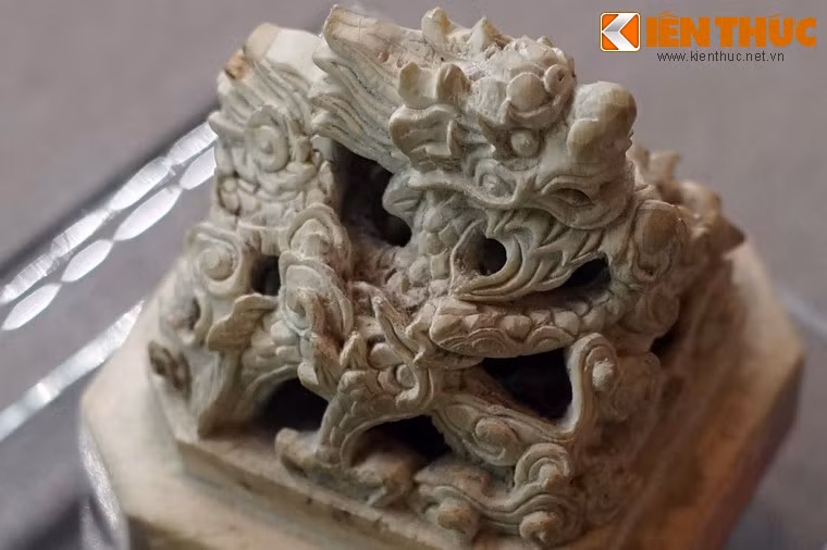 Hình tượng rồng trên núm ấn "Lục hào Khiêm quái giai cát".