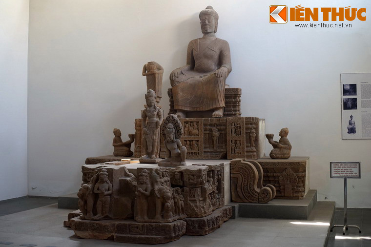 "Tượng Phật 13.5" là tên gọi của một bức tượng đặc biệt được trưng bày tại Bảo tàng Nghệ thuật điêu khắc Chăm ở Đà Nẵng. Đây là bức tượng Phật Chăm Pa lớn nhất được tìm thấy từ trước đến nay.