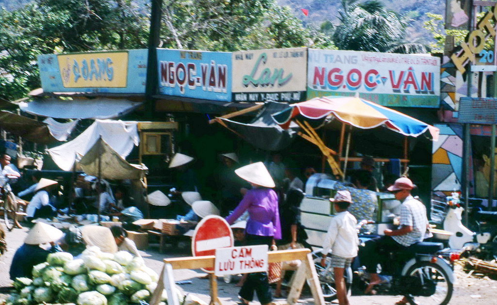 Bên ngoài chợ Vũng Tàu. Ảnh: Terry Maher.