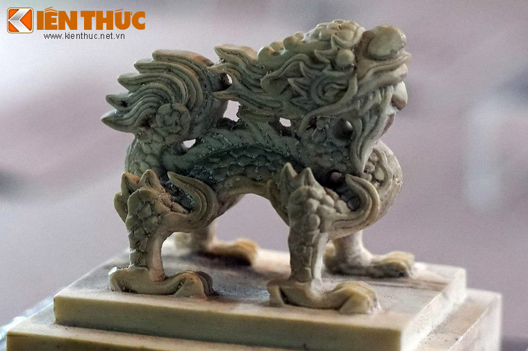 Cận cảnh núm cầm của ấn "Giám vu thành hiến vĩnh vô khiên".