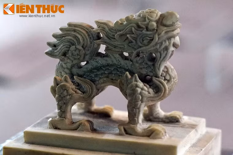 Cận cảnh núm cầm của ấn "Giám vu thành hiến vĩnh vô khiên".