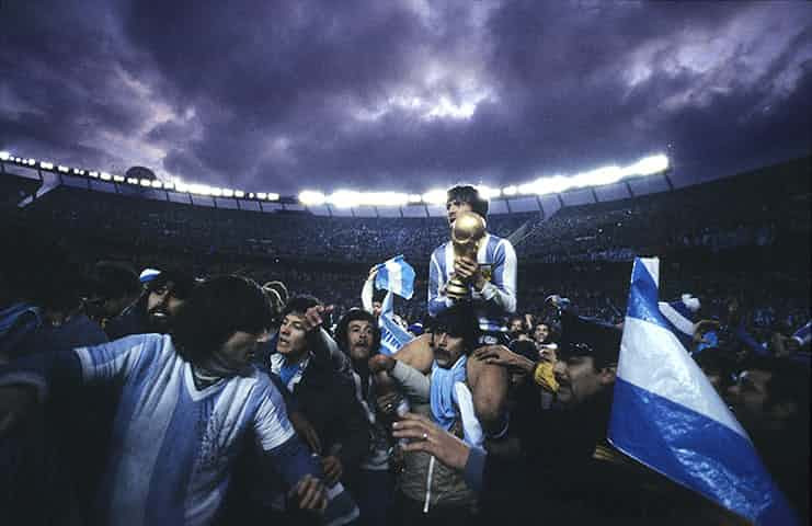 Bầu trời giông tố trong khoảnh khắc các cầu thủ Argentina giành cúp vô địch World Cup 1978 đem lại một cảm xúc khó diễn tả cho người xem bức ảnh này. Ảnh: The Guardian.