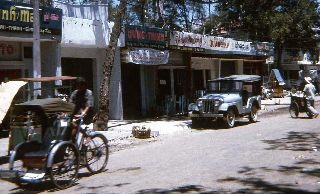 Đường Phan Thanh Giản, tụ điểm giải trí của lính Mỹ ở Vũng Tàu thời Chiến tranh Việt Nam. Ảnh: David Schofield.